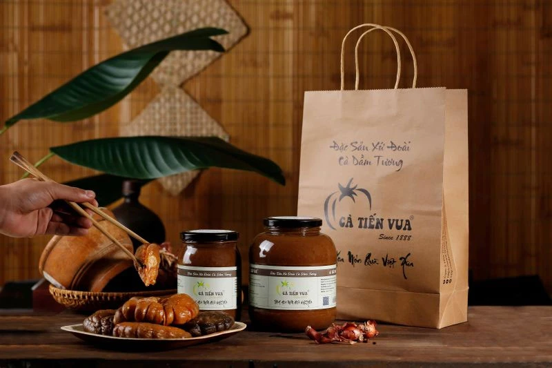 Đóng cà dầm tương vào lọ thủy tinh